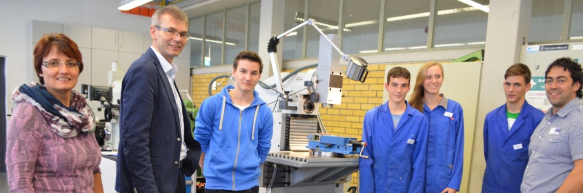 Jonas Bühring (Mitte) informiert sich gemeinsam mit seinen Eltern über die Berufsausbildung zum Feinwerkmechaniker. Foto: Bloss