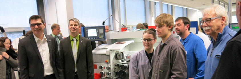 Neue Maschinen in der Feintechnikschule: Schulleiter Thomas Ettwein sowie Stellvertretender Schulleiter Udo Held (von links) besuchen die Gymnasiasten, die an der Fräsmaschine Stiftehalter herstellen.
