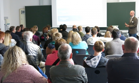 Abteilungsleiter Dirk Mergenthaler gibt in einem Vortrag eine Übersicht über die Bildungsgänge der Schule.