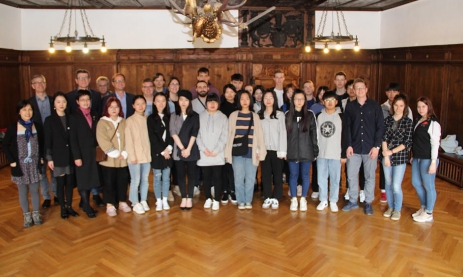 19 Schüler aus Ningbo und ihre Begleiter wurden von Oberbürgermeister Roth im Alten Rathaus begrüßt.