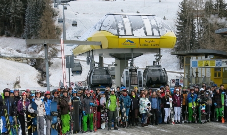 Gruppenfoto der vier Eingangsklassen an der Talstation des Skigebiets Gitschberg-Jochtal in Meransen bei Brixen