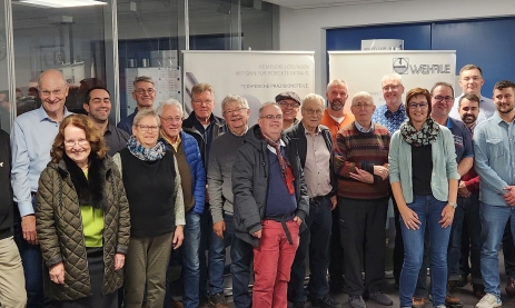 Die VEFS (Vereinigung ehemaliger Feintechnikschüler Schwenningen e.V.) besichtigte das Unternehmen Wehrle-Metering in Furtwangen. Simone Link (vorne Mitte) hat die Führung organisiert, arbeitet im Unternehmen und ist Mitglied im Verein.
