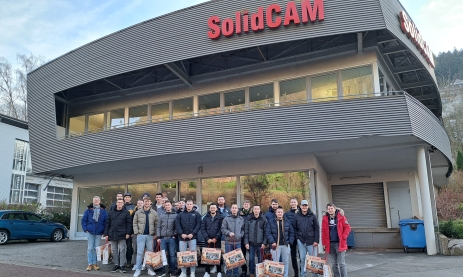 Die Klasse FTFW2F (Fertigungstechniker im 2. Jahr) besuchte mit ihrem Klassenlehrer Udo-Jürgen Held (links) das Unternehmen Solidcam in Schramberg.