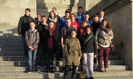 Französische Austausschüler aus dem Elsass mit den deutschen Schülern des TG Schwenningen vor dem Bundestag.