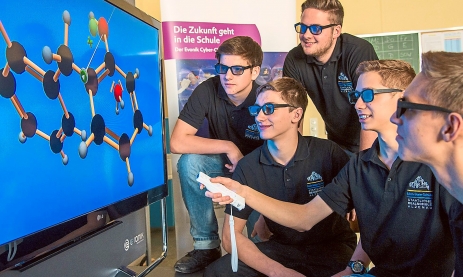 So lernt man bald auch in Schwenningen: Jugendliche mit 3D-Brillen nutzen den Cyberclassroom. Foto: Imsimity
