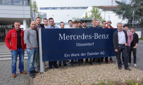 Angehende Industriemeister besichtigen die Sprinterproduktion von Mercedes-Benz in Düsseldorf