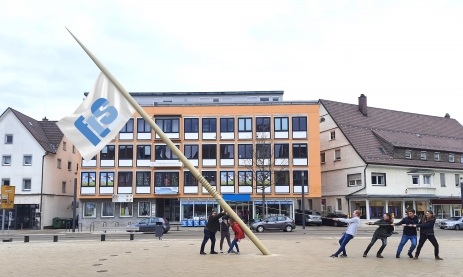 Uhrmacherschüler der Feintechnikschule besichtigen die neue Sonnenuhr auf dem Schwenninger Marktplatz