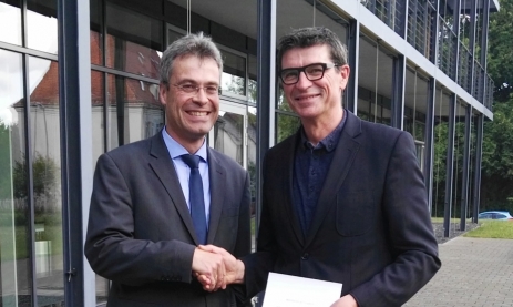 Martin Müller, kommissarischer Referatsleiter im Regierungspräsidium Freiburg beglückwünscht Thomas Ettwein zur Zielvereinbarung und zum Dienstjubiläum