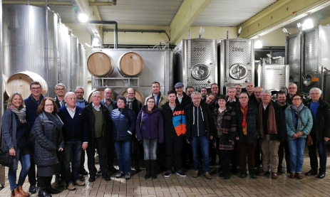 Die ehemaligen Feintechnikschüler und einige Lehrer besichtigen die Weinmanufaktur in Gengenbach