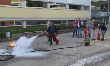 In mehreren Gruppen werden die Lehrkräfte der Feintechnikschule alle 3 Jahre am Feuerlöscher theoretisch und praktisch ausgebildet