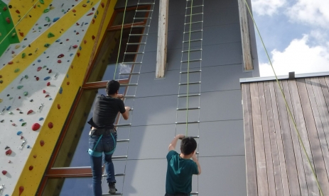 2 Schüler klettern gemeinsam an der Außenwand der Kletterhalle K5 in Rottweil