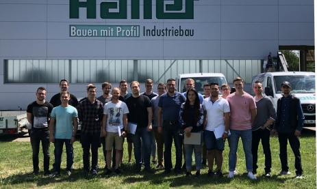 Die Klasse FTFW1E (Feinwerktechniker Fachrichtung Systemelektronik, 1. Jahr) besucht die Firma Haller mit ihrem Lehrer Predrag Savija (Mitte).