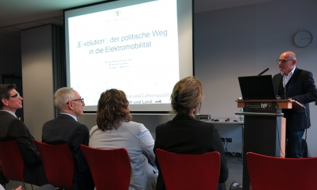 Baden-Württembergs Verkehrsminister Winfried Hermann referiert über den politischen Weg in die Elektromobilität