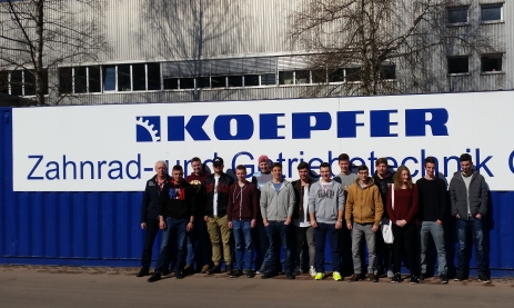 Feinwerkmechaniker-Auszubildende des 2. Lehrjahrs bei der Firma Koepfer Zahnrad- und Getriebetechnik GmbH in Furtwangen zu Besuch.