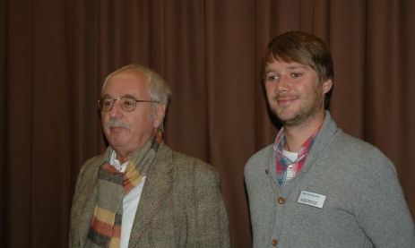 Der Autor Rainer Wochele (links) und Sven Baumgardt von der Stadtbibliothek im Carl-Haag-Saal