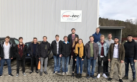 Die Klasse 3BFM3 (3. Lehrjahr Feinwerkmechaniker) zu Besuch bei der Firma me-tec in Trossingen