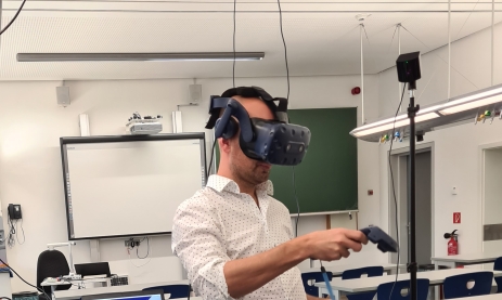 Chemielehrer Norman Singer bei der Anwendung der Virtual Reality (VR)-Simulation “Sicherheit im Chemielabor”; imsimity GmbH; All rights reserved. 