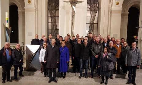 Die 33 Mitglieder der Vereinigung ehemaliger Feintechnikschüler im Altarraum der Sankt Maria Kirche in Schramberg.