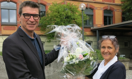 Schulleiter Thomas Ettwein verabschiedet Wilma Gutsch in den Ruhestand