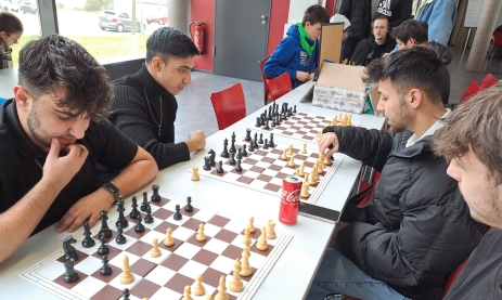 Schüler der Feintechnikschule spielen in der Pause Schach