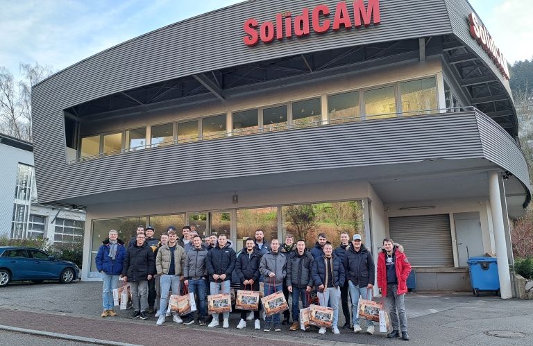 Die Klasse FTFW2F (Fertigungstechniker im 2. Jahr) besuchte mit ihrem Klassenlehrer Udo-Jürgen Held (links) das Unternehmen Solidcam in Schramberg.