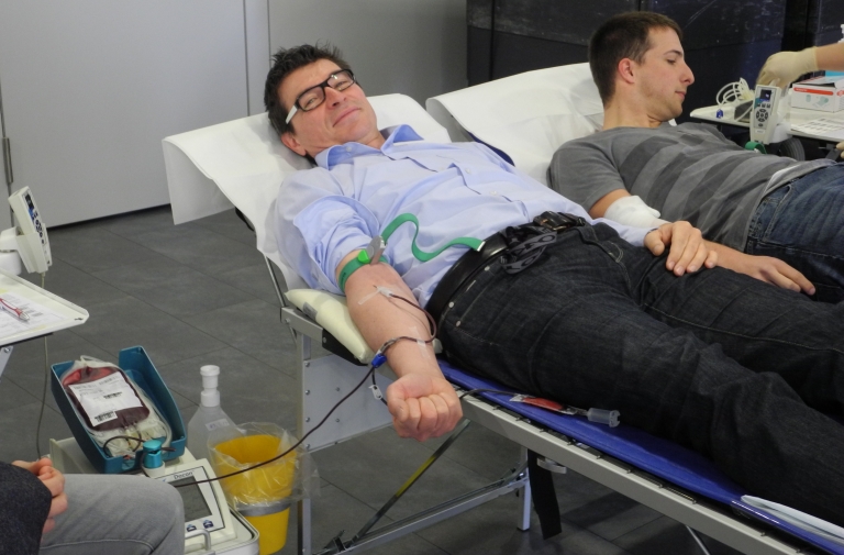 Schulleiter Thomas Ettwein spendet Blut
