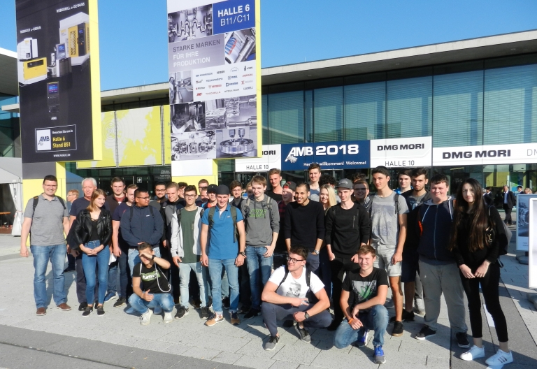Die Lehrer Michael Miksic und Wolfgang Häusler (v.l.) begleiten die Klassen 3BFM2 (Feinwerkmechaniker im 2. Lehrjahr) und 3BFM3 (3. Lehrjahr) der Staatlichen Feintechnikschule zur Maschinenbaumesse AMB nach Stuttgart
