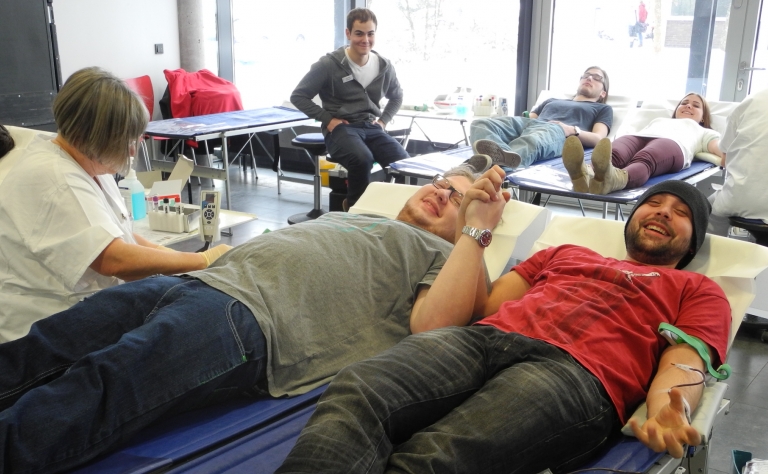 Technikerschüler haben Spaß beim Blutspenden