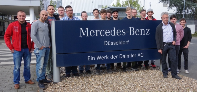 Angehende Industriemeister besichtigen die Sprinterproduktion von Mercedes-Benz in Düsseldorf