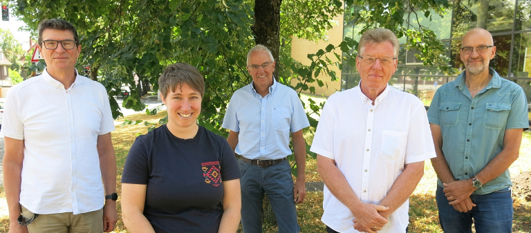 Schulleiter Thomas Ettwein (links) verabschiedet Jana Grieb (Schulsozialarbeit, Elternzeit), Rudi Straetker (Englisch, Sport), Frank Storz (Metallwerkstatt) und Martin Storz (Uhrmacher-Theorie).