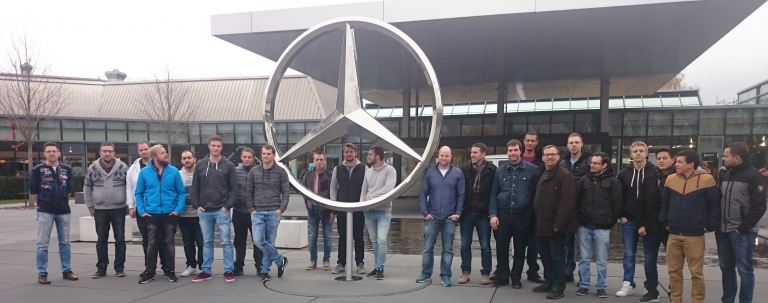 Die Klasse FTFWT3F (Teilzeit-Techniker im 3. von 4 Jahren) besucht die Entwicklung und Fertigung von Elektromotoren bei Mercedes-Benz in Sindelfingen mit ihrem Lehrer Predrag Savija (2. von links)