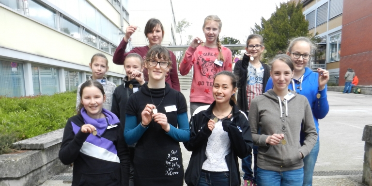 Stolz präsentieren die Schülerinnen des Girlsdays die an der Feintechnikschule gefertigten Sonnenuhren