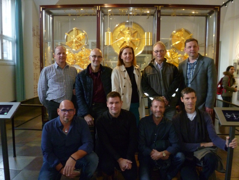 OSOW-Teilnehmer vor Jens Olsen's Astronomischer Uhr im Rathaus von Kopenhagen