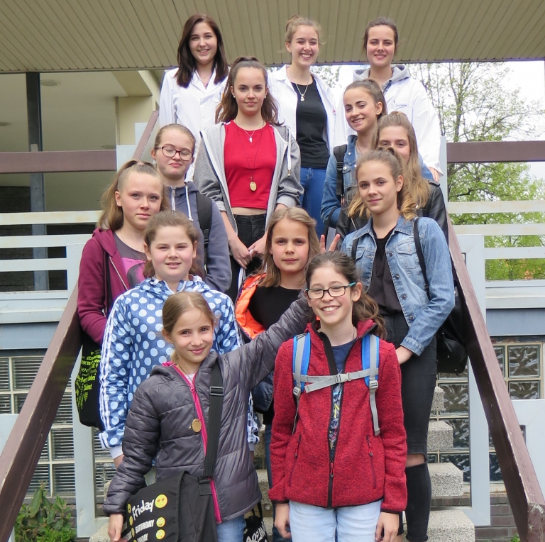 Zehn Mädchen nahmen mit 3 Betreuerinnen (hinten) am Girlsday der Staatlichen Feintechnikschule teil und bauten eine kleine Sonnenuhr