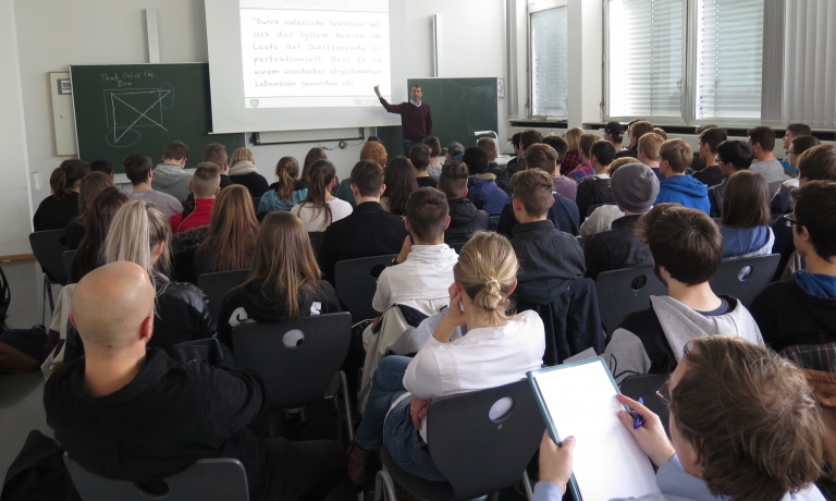 Personal Trainer und Gesundheitsberater Jason Dillon erläutert Schülern des Technischen Gymnasiums in Schwenningen auf unterhaltsame Weise Ernährungssünden.