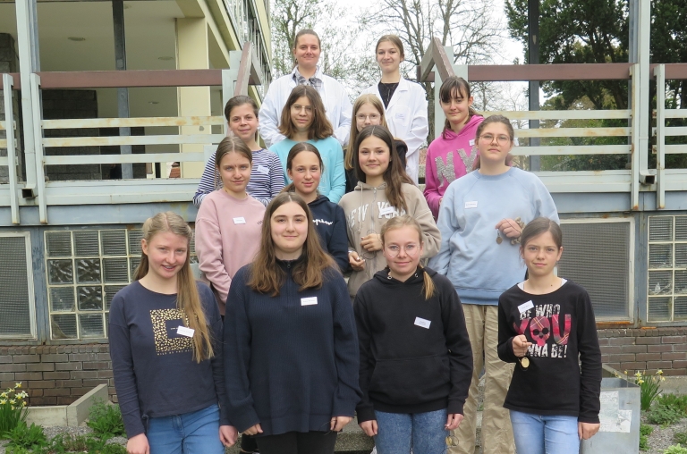 12 Mädchen wurden durch die Uhrmacher-Schülerinnen im 2. Jahr Janine Kaltenbach (hinten links) und Lisa Kussmaul beim Girlsday in den Werkstätten der Feintechnikschule betreut.
