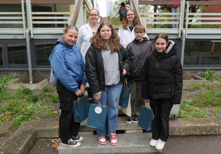 Die beiden Uhrmacher-Auszubildende Larissa Diebold und Merget Sigwart (hinten) unterstützten beim Girlsday die interessierten Schülerinnen an der staatl. Feintechnikschule