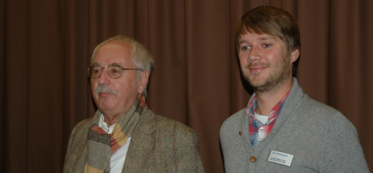 Der Autor Rainer Wochele (links) und Sven Baumgardt von der Stadtbibliothek im Carl-Haag-Saal