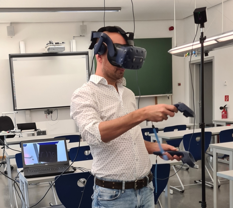 Chemielehrer Norman Singer bei der Anwendung der Virtual Reality (VR)-Simulation “Sicherheit im Chemielabor”; imsimity GmbH; All rights reserved. 