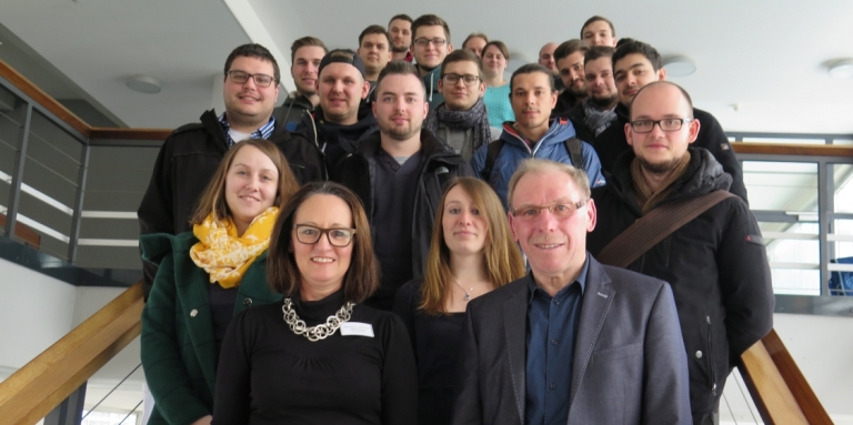 Ulrike Stauss und Lothar Bertsche, erfolgreiche Unternehmer, berichten den Meisterschülern der Staatl. Feintechnikschule (Industriemeister und Uhrmachermeister), wie man sich selbständig macht.