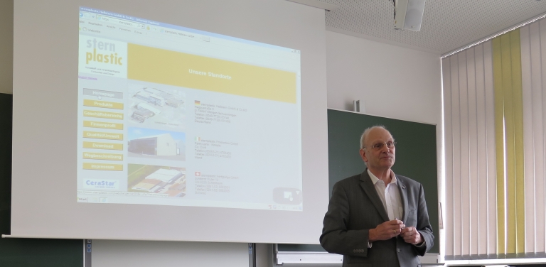 Peter Hellstern, Geschäftsführer der Firma Sternplastic, referiert vor Schülern der Erwachsenenbildung in der Feintechnikschule
