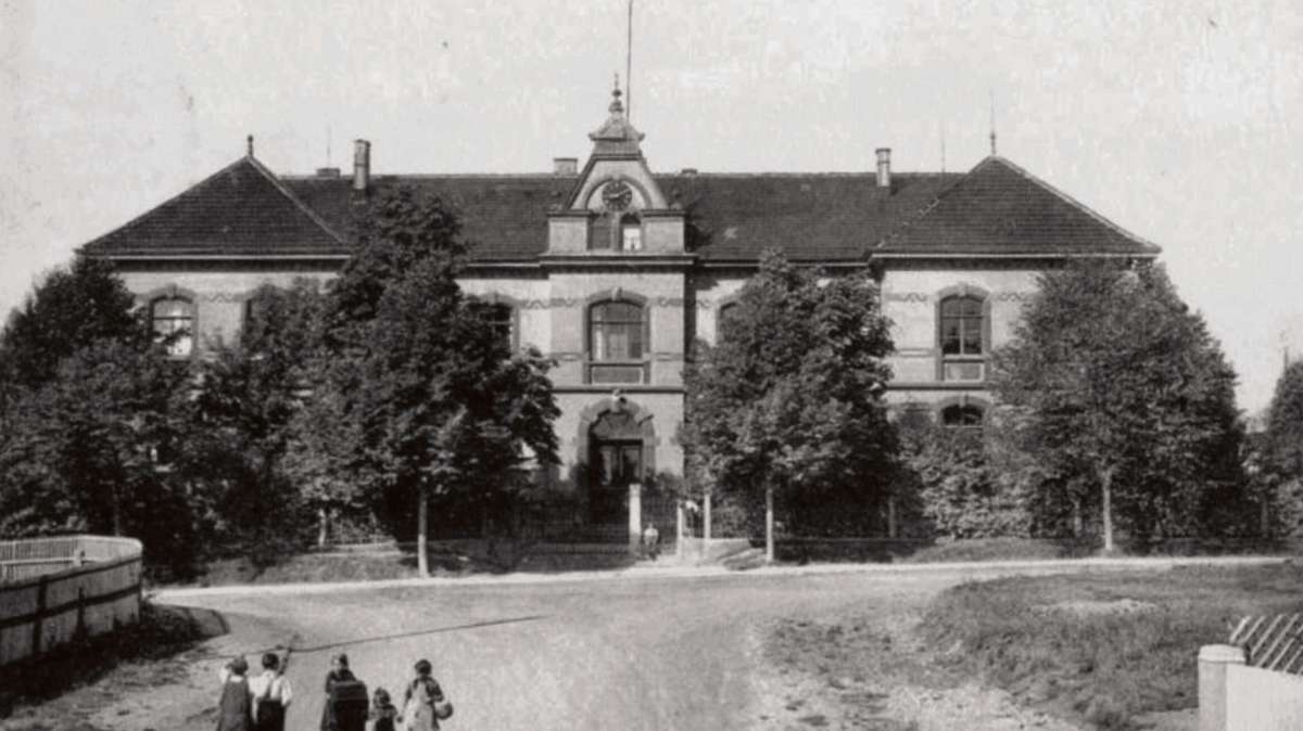 Ein historisches Bild aus Gründungszeiten zeigt das Gebäude an der Salinenstraße, mit dem die lange Erfolgsgeschichte der Feintechnikschule begonnen hat. Foto: Feintechnikschule
