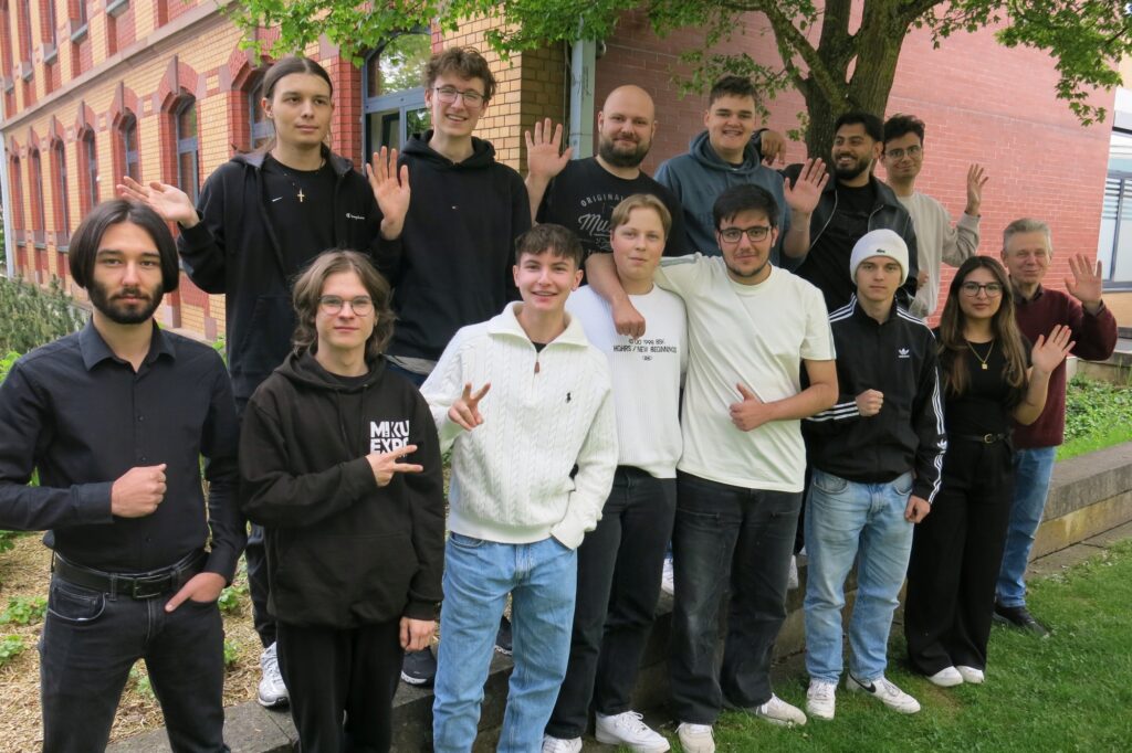 2BKI2 mit FM winkend_kleiner