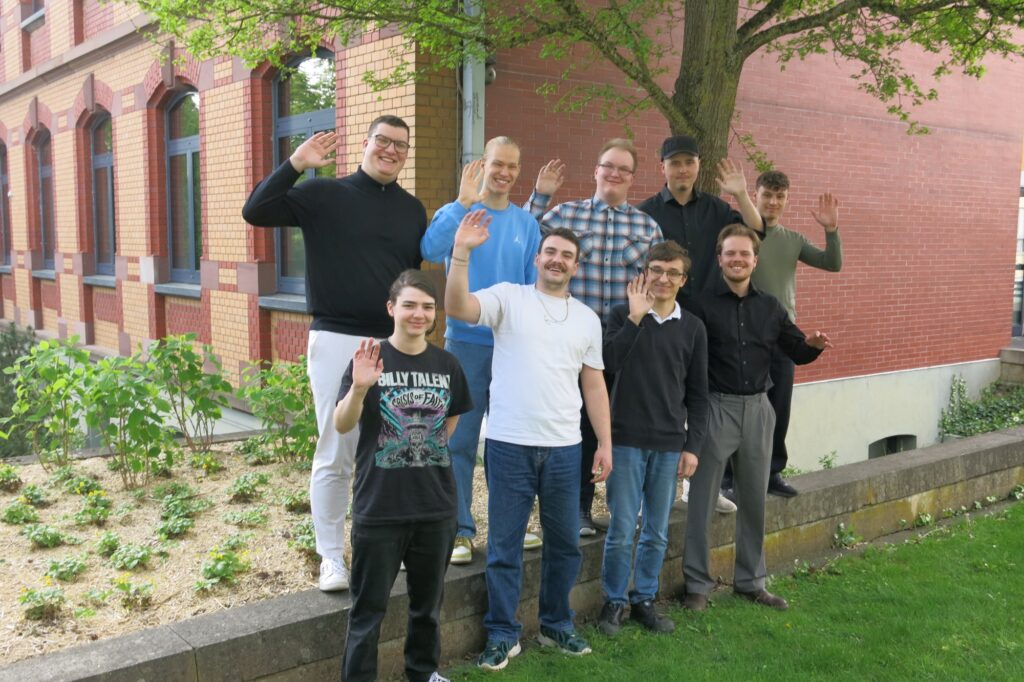 3BFU3 M3UVT nur Schüler winkend_kleiner