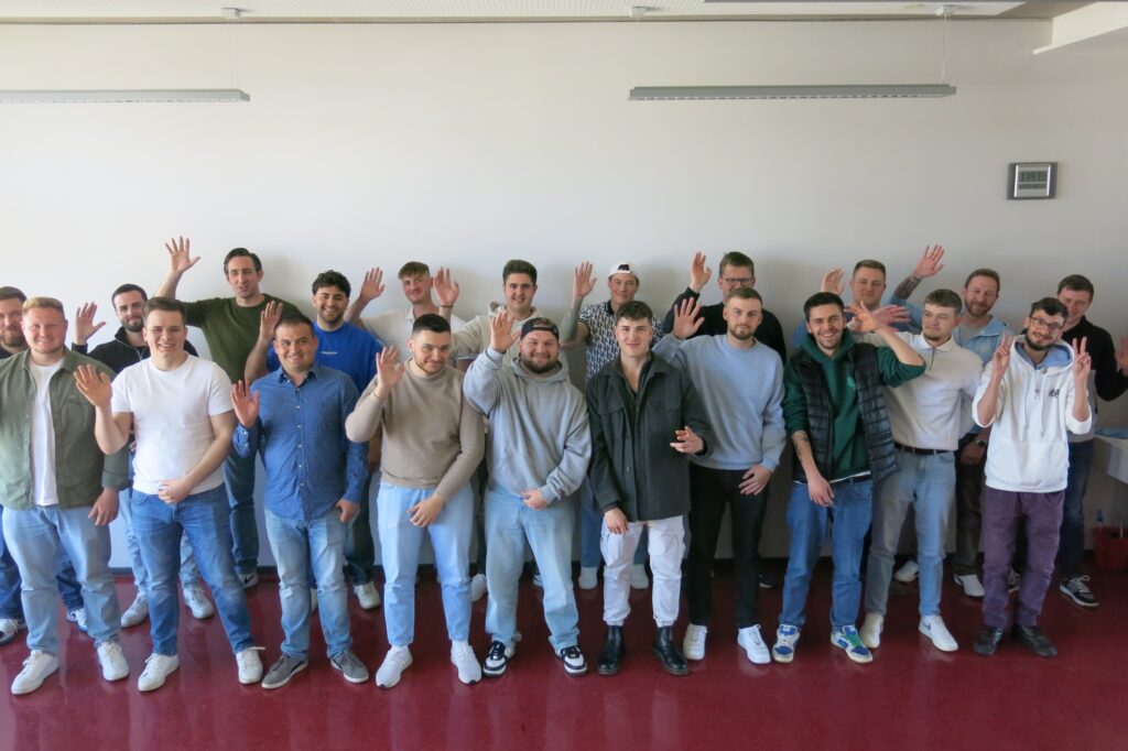 FIM Abschluss 2025 mit TS winkend_kleiner