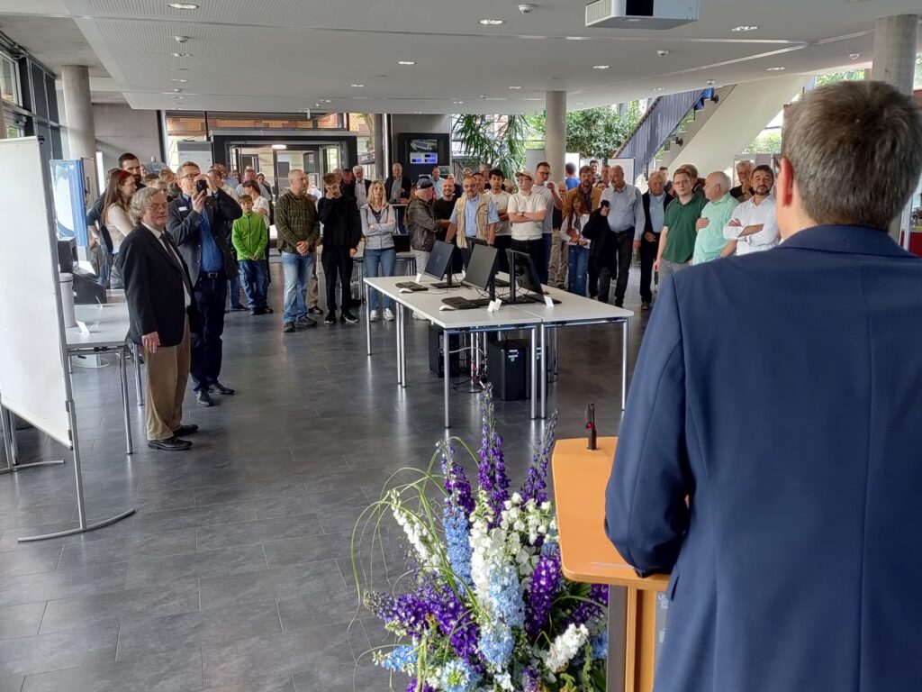 Schulleiter Thomas Ettwein eröffnet die Ausstellung