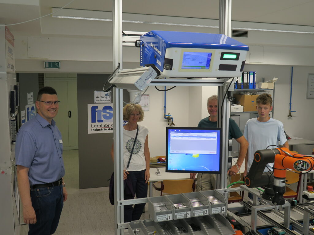 Handarbeitsplatz an der Industrie 4.0-Anlage