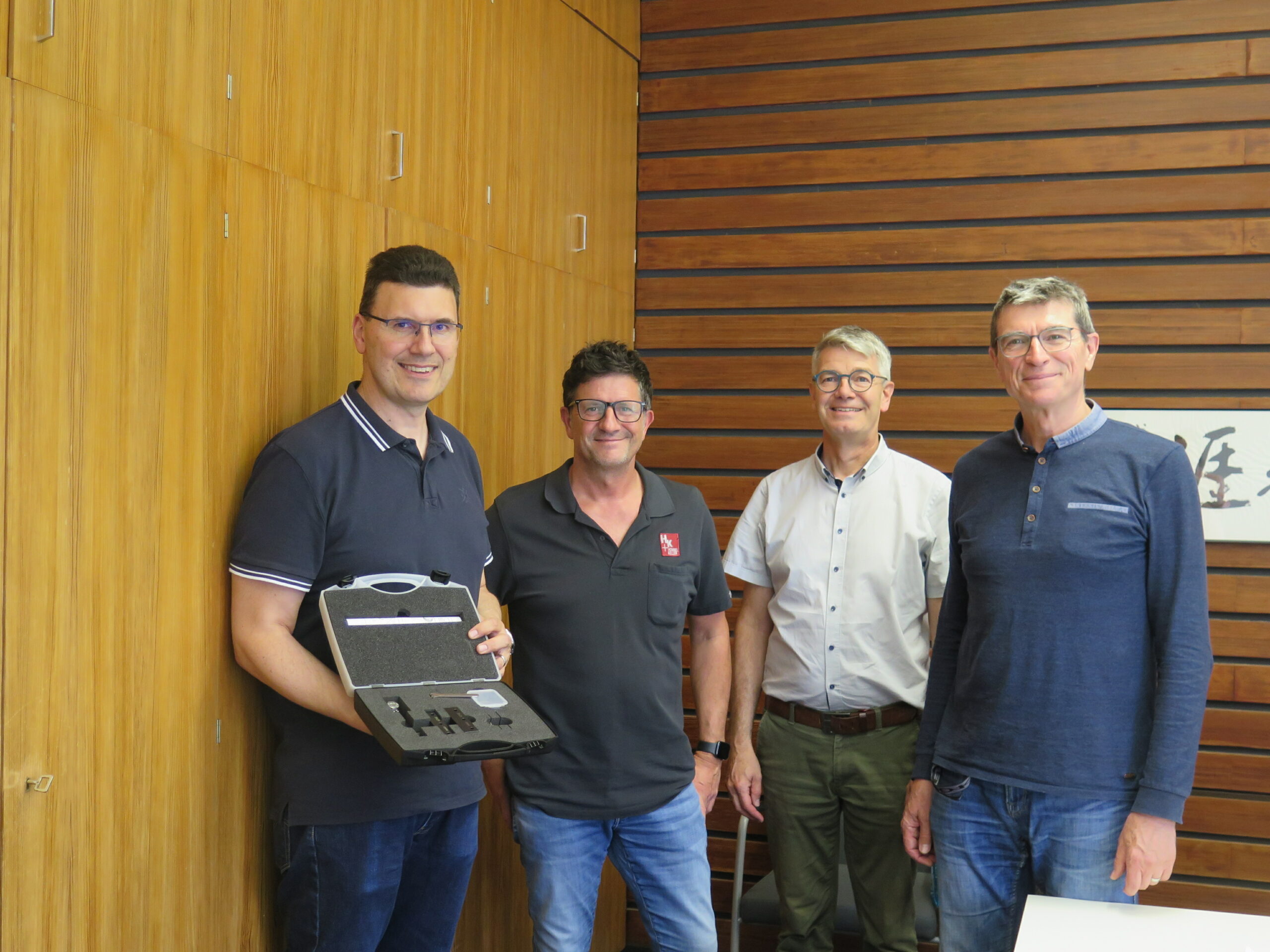 (von rechts) Schulleiter Thomas Ettwein, stellv. Schulleiter Udo-Jürgen Held, Jörg Rosenfelder (Ausbildungsleiter Hommel+Keller) und Fachlehrer Michael Miksic bei der Übergabe eines Glättewerkzeugs an die Staatl. Feintechnikschule mit TG