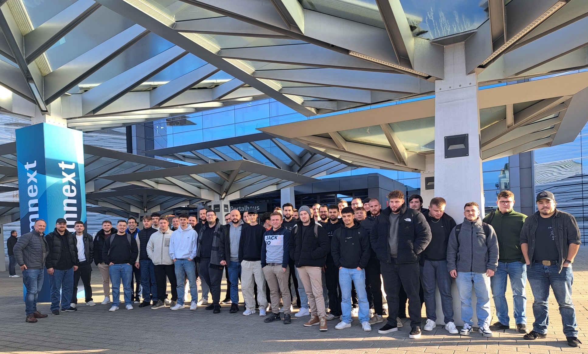 Gerhard Müller (li.) und Bernd Grießhaber (6. v.li.) mit zwei Technikerklassen und einer Meisterklasse auf der Messe Formnext (3D-Druck)