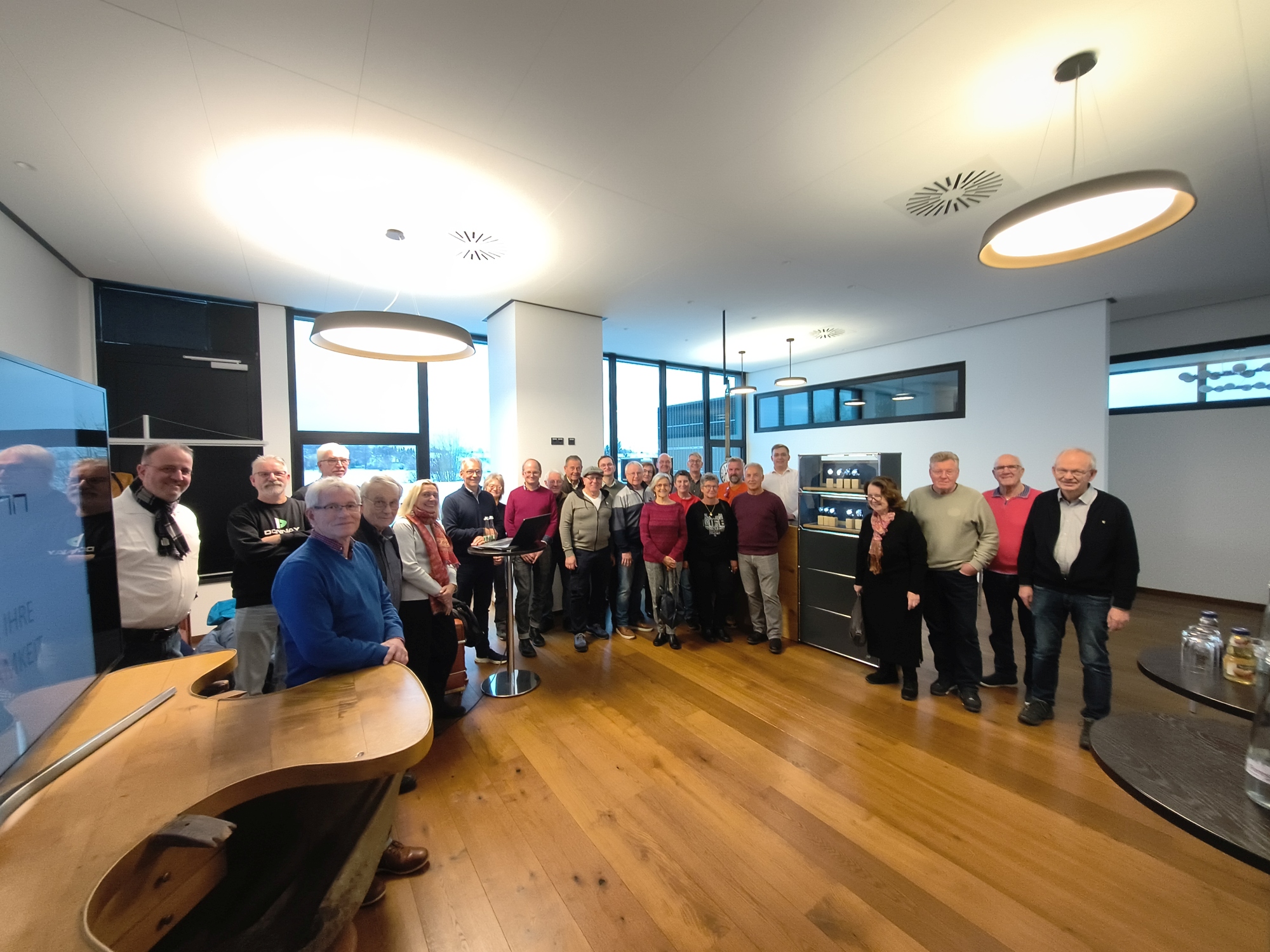 30 Mitglieder der Vereinigung ehemaliger Feintechnikschüler wurden von Firmenbesitzer Markus Lehmann (am Pult) begrüßt.